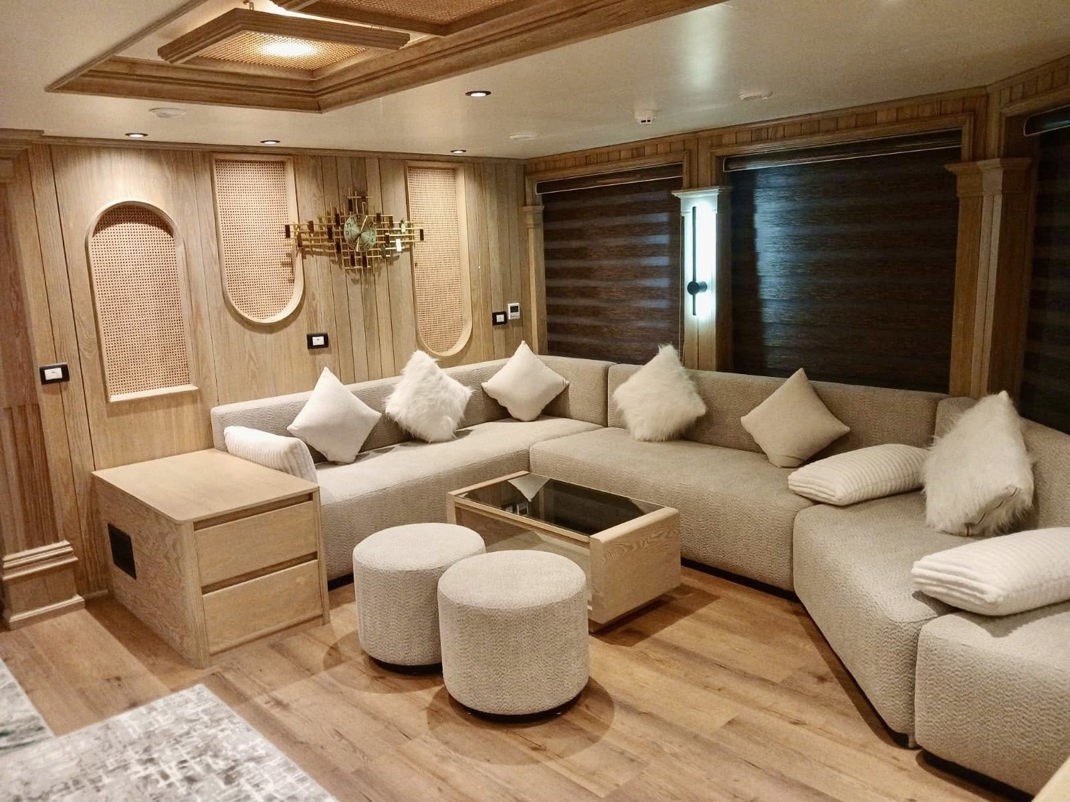 Salon & Dining