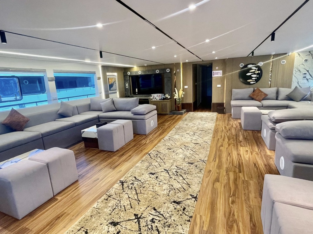 Salon & Dining