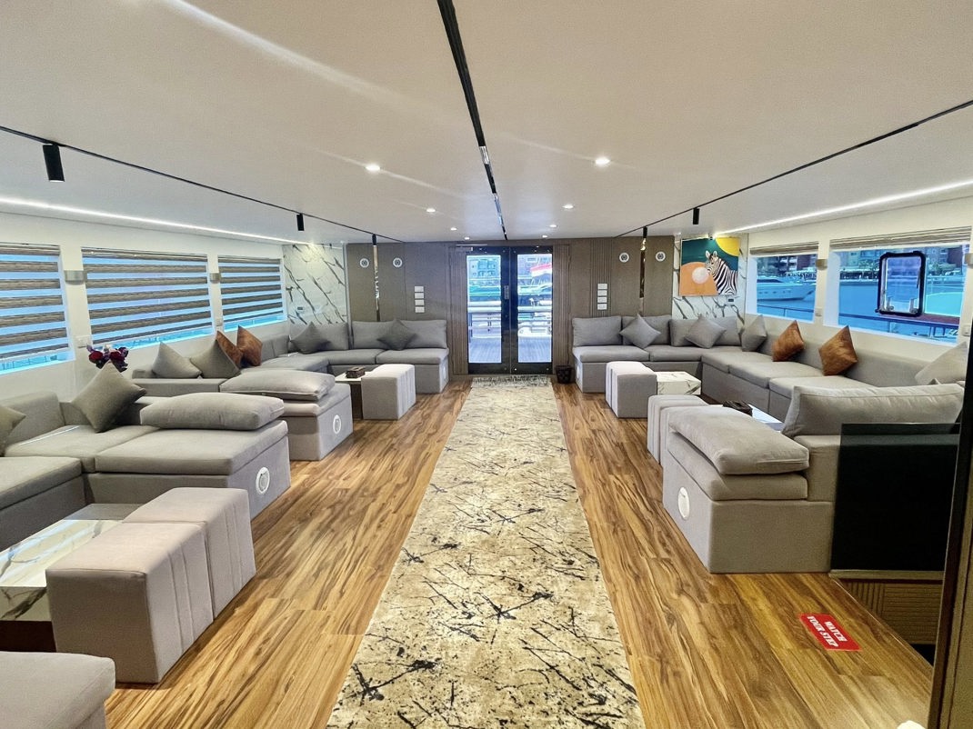 Salon & Dining