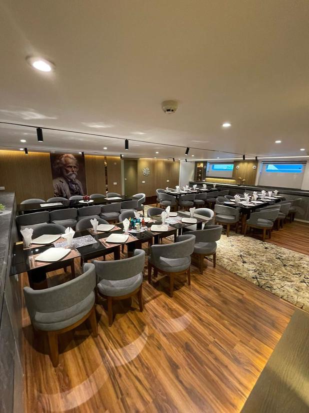 Salon & Dining